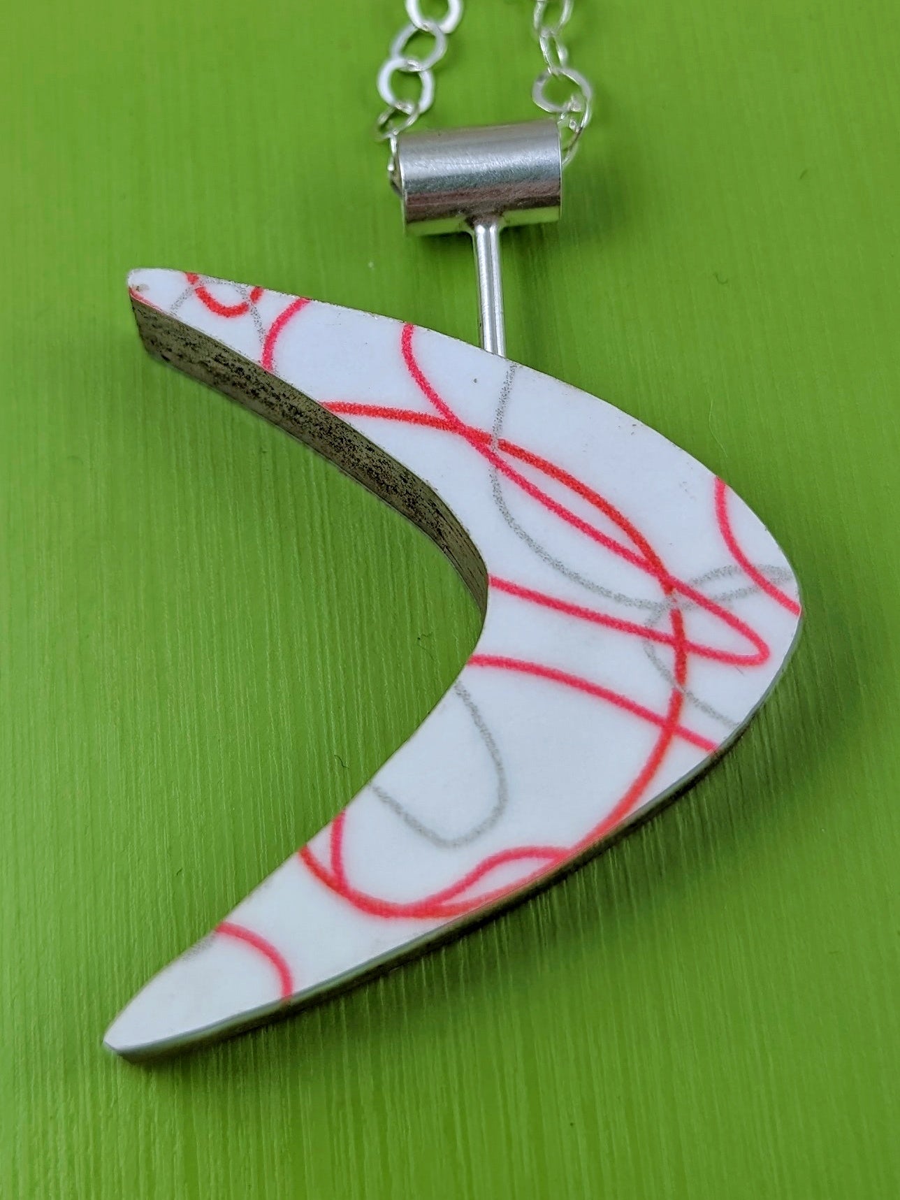 Boomerang Shaped Reversible Laminate Necklace - Red/White