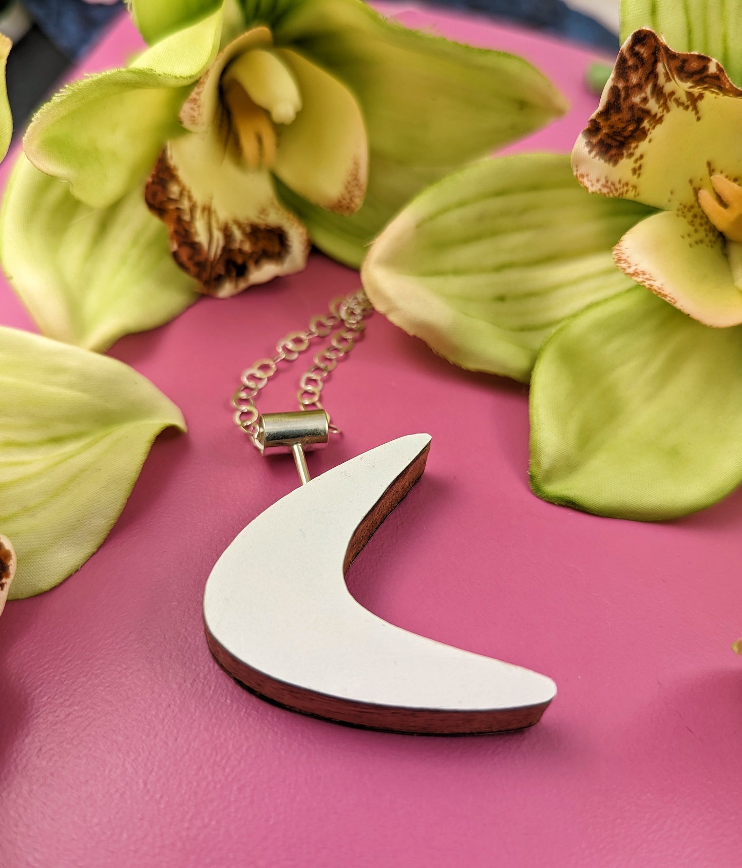 Boomerang Shaped Reversible Laminate Necklace - White