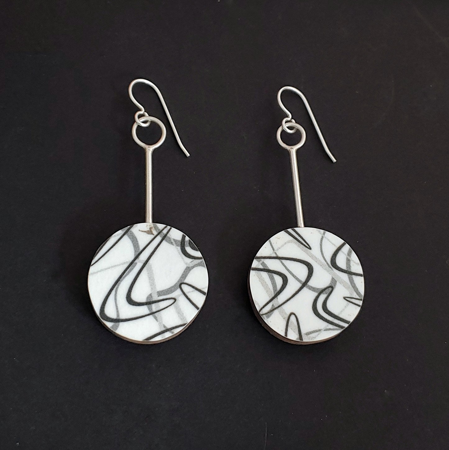 Boomerang Laminate Round Earrings - White/Black