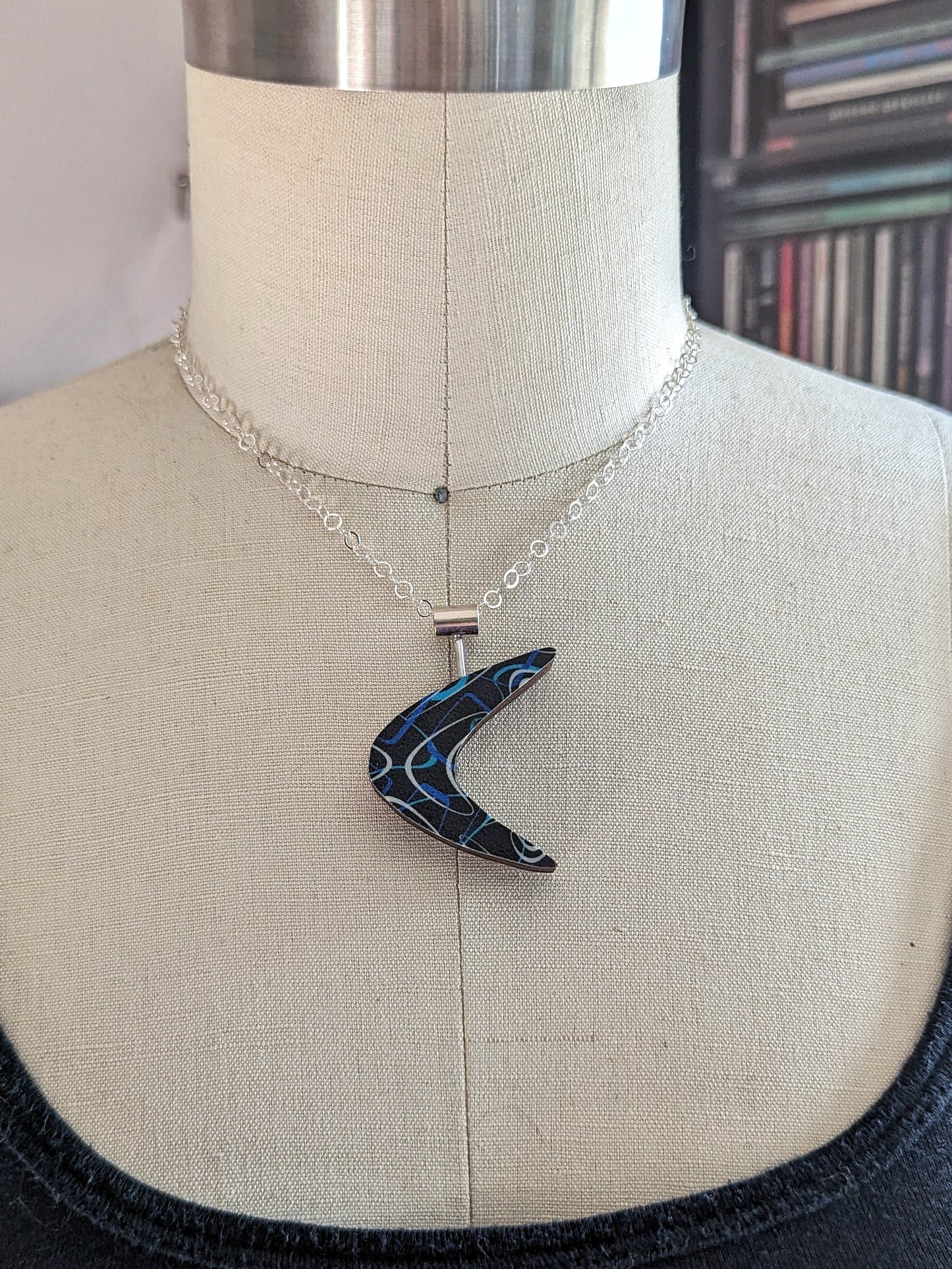 Boomerang Shaped Reversible Laminate Necklace - Black/Blue