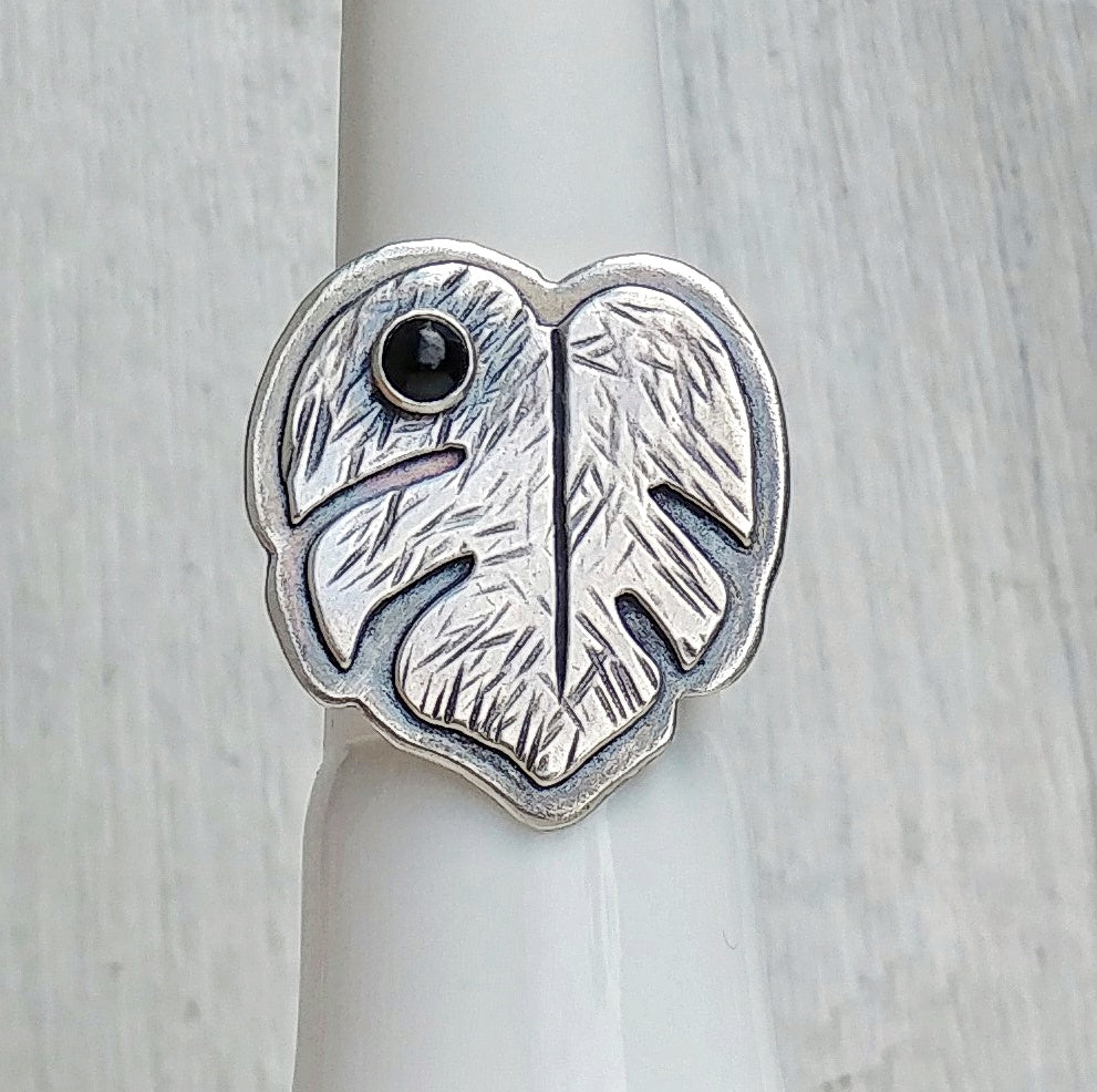 Monstera leaf ring with onyx